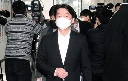 안철수 국민의당 대표가 25일 국회에서 열린 최고위원회의를 마치고 회의실을 나서는 모습. 국민의당은 이날 서울시장 후보로 안철수 대표를 추천하기로 의결했다. 연합뉴스.